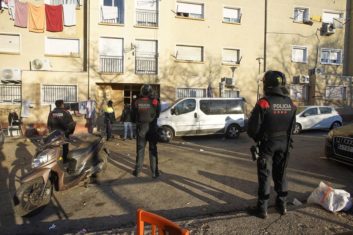 Mossos d'Esquaadra al barri de Font de la Pólvora