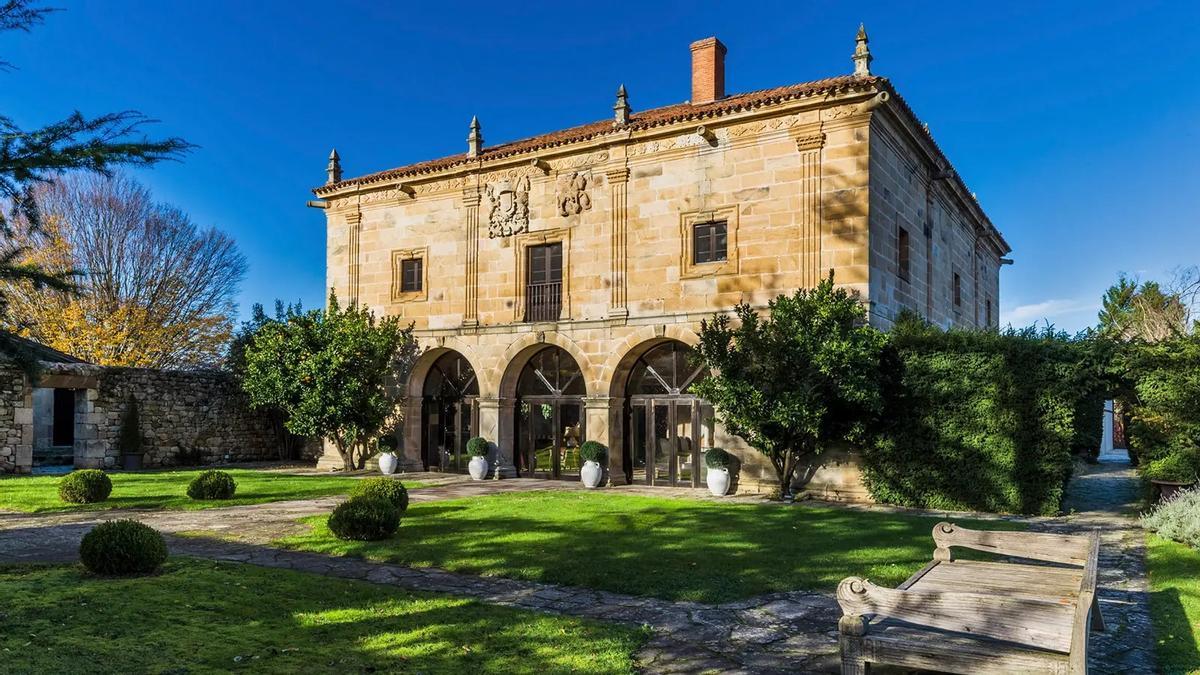 Este palacio rehabilitado y escondido entre la fauna silvestre de Las Presillas contiene un patrimonio artístico e histórico que traslada hasta la época en la que fue construido.