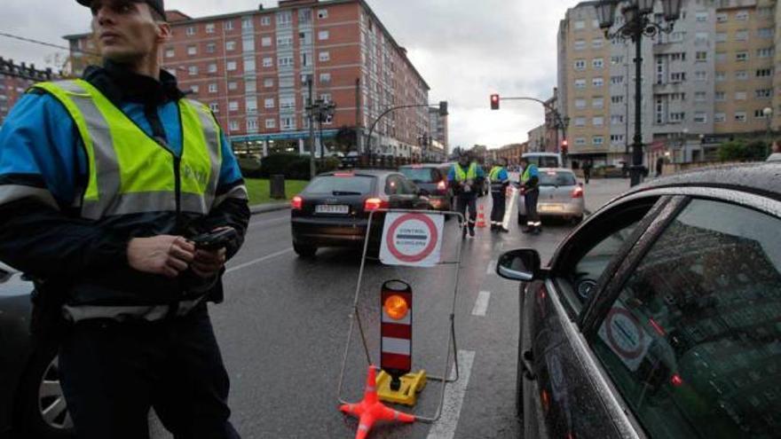 Aumentan los controles de alcohol, drogas y velocidad en Oviedo durante el puente