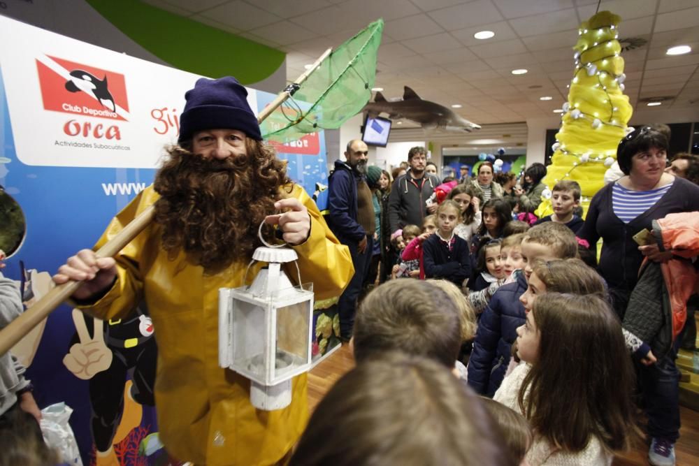 El angulero recoge cartas de los niños en el Acuario de Gijón