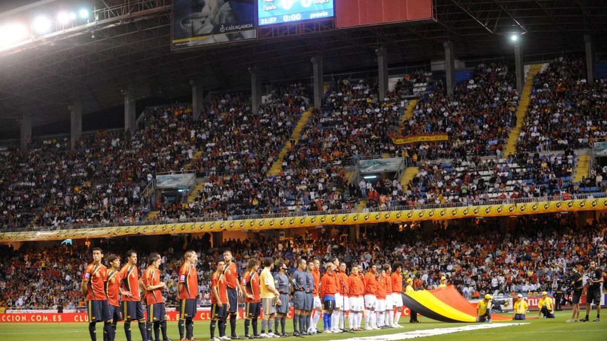 Las selecciones de Bélgica y España, en el partido en Riazor de 2009. |   // CARLOS PARDELLAS