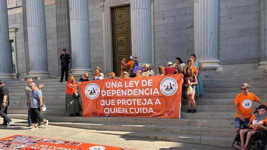 Las protestas de cuidadoras ante el Congreso tuvieron hoy rostro gallego: Belén Feijóo y su hijo Olegario