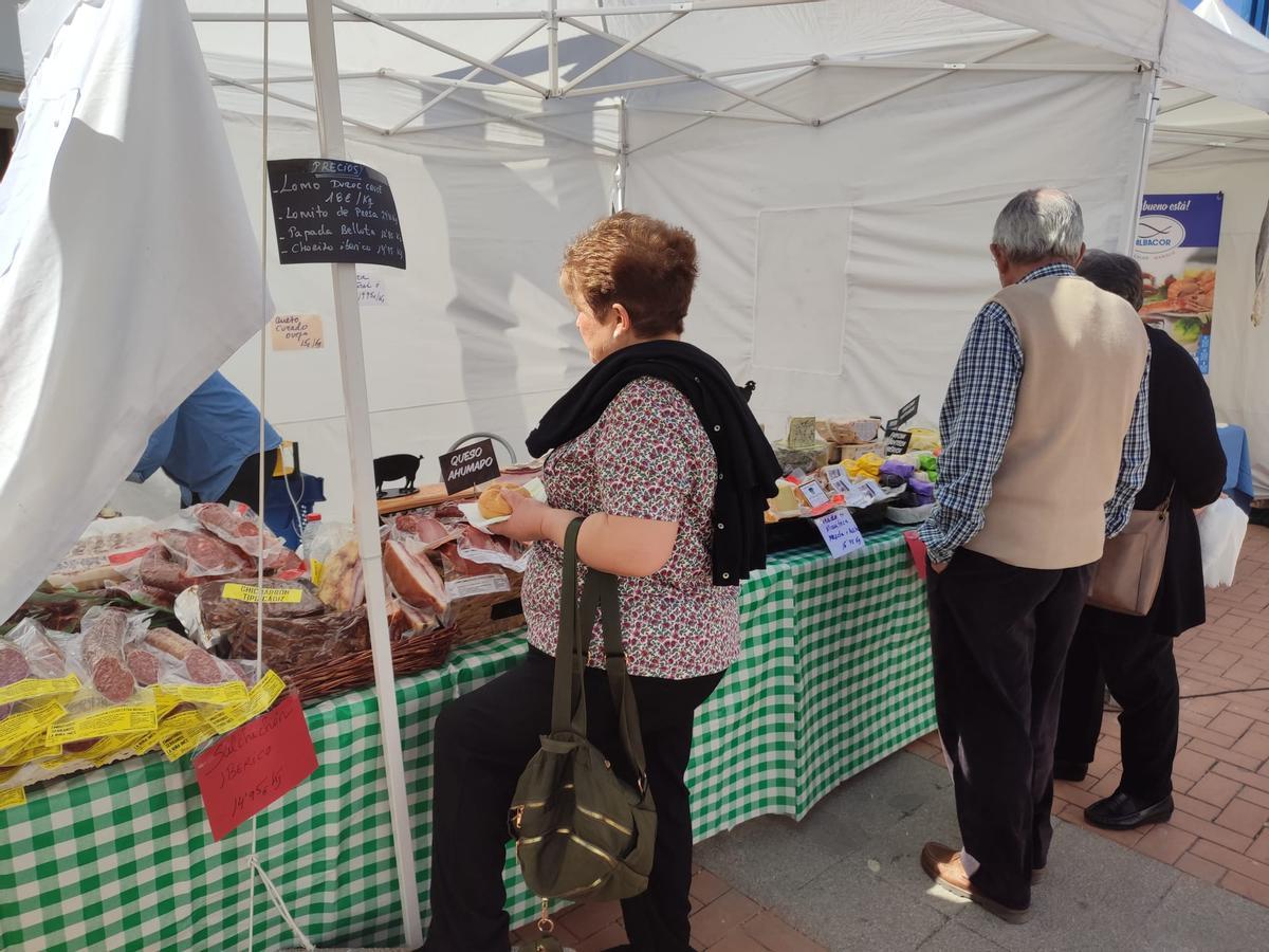 Visitantes, en un expositor de alimentación en Castro del Río.