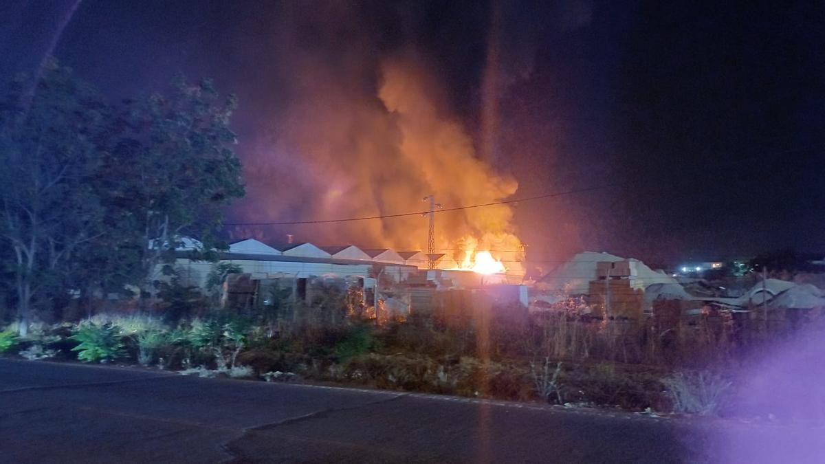 Controlado un grave incendio en varias naves industriales de Lucena, dentro del tramo urbano de la carretera de Rute