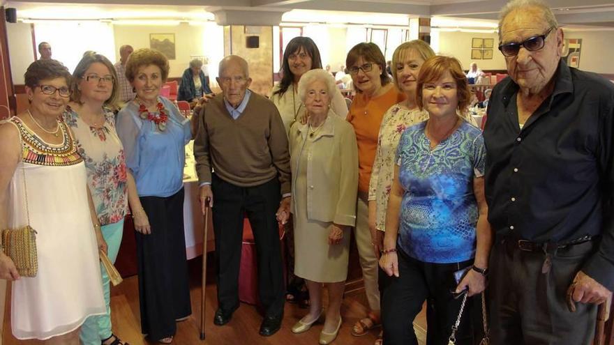 &quot;El Paseín&quot; despide el curso con una comida-homenaje a tres vecinos