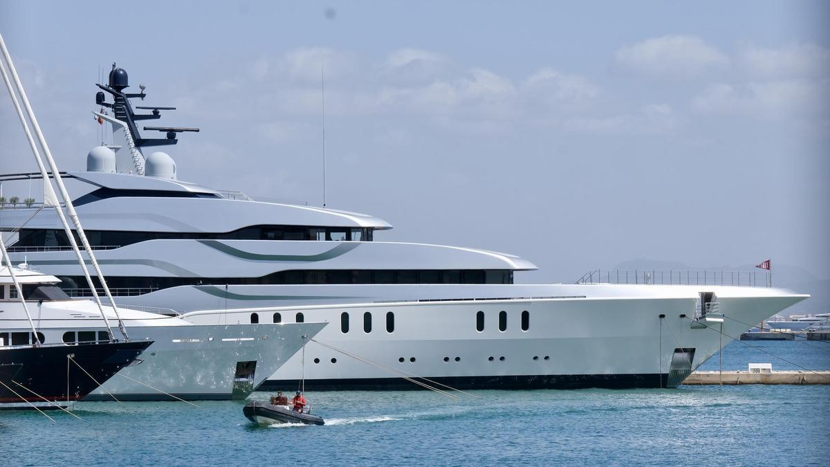 El yate ruso Tango en el Club de Mar de Palma