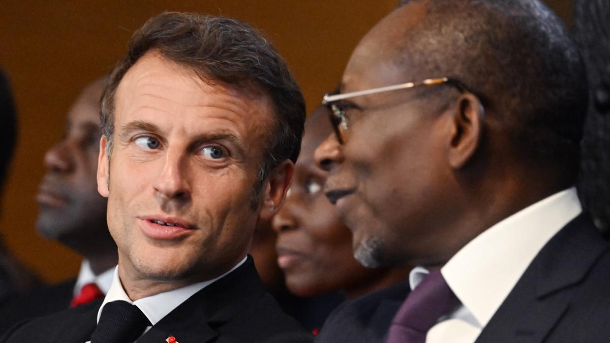 El presidente de Francia, Emmanuel Macron, habla con su homólogo de Benin, Patrice Talon, en París.