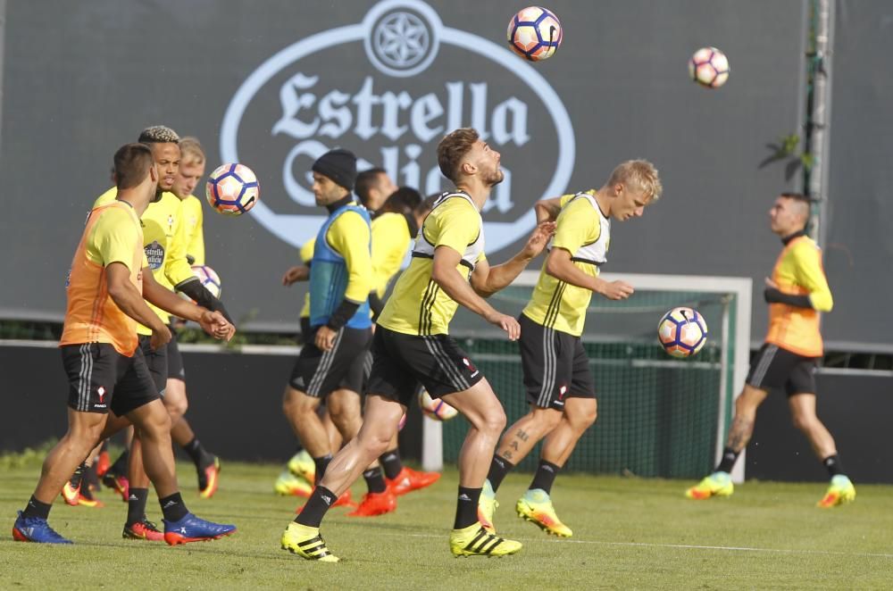 Los jugadores se ponen a las órdenes de Eduardo Berizzo para preparar a puerta cerrada el choque en Cornellá contra el conjunto perico. Orellana trabajó en el campo al margen de sus compañeros.