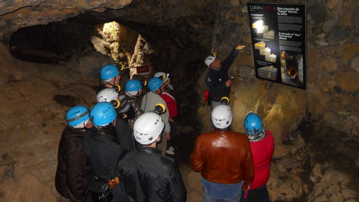 Una ruta guiada por el interior de la Cueva del Viento antes de la pandemia del Covid-19