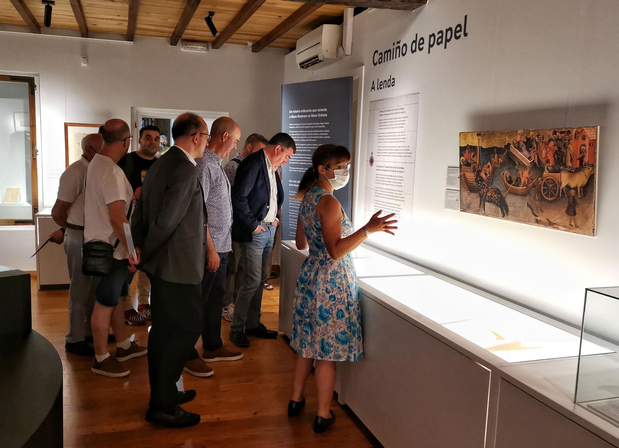 Inauguración de la exposición "Camiños de papel e de estrelas" en el Museo Massó