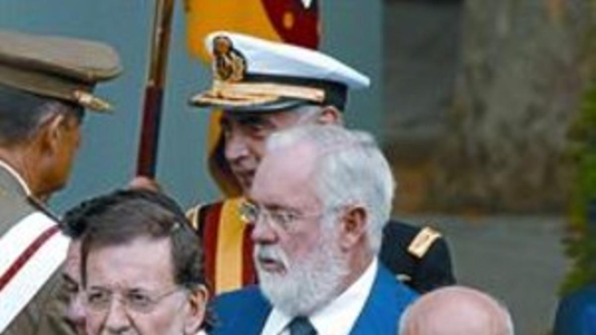 Un momento del desfile del Doce de Octubre. Abajo, tres instantáneas del Rey, Rajoy y el Príncipe.