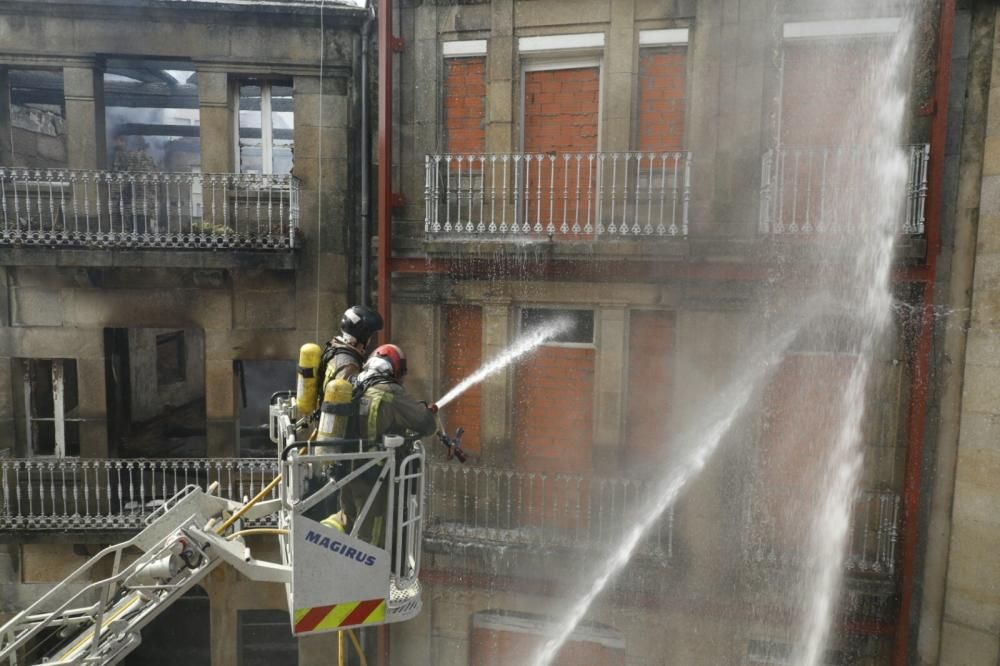 Arde por completo un edificio abandonado en Vigo