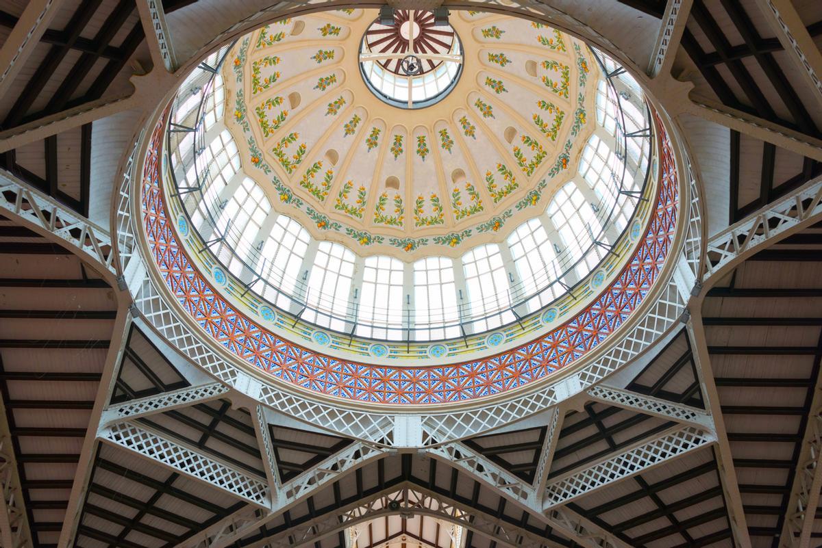 Cúpula de vidrio en el mercado Central de Valencia
