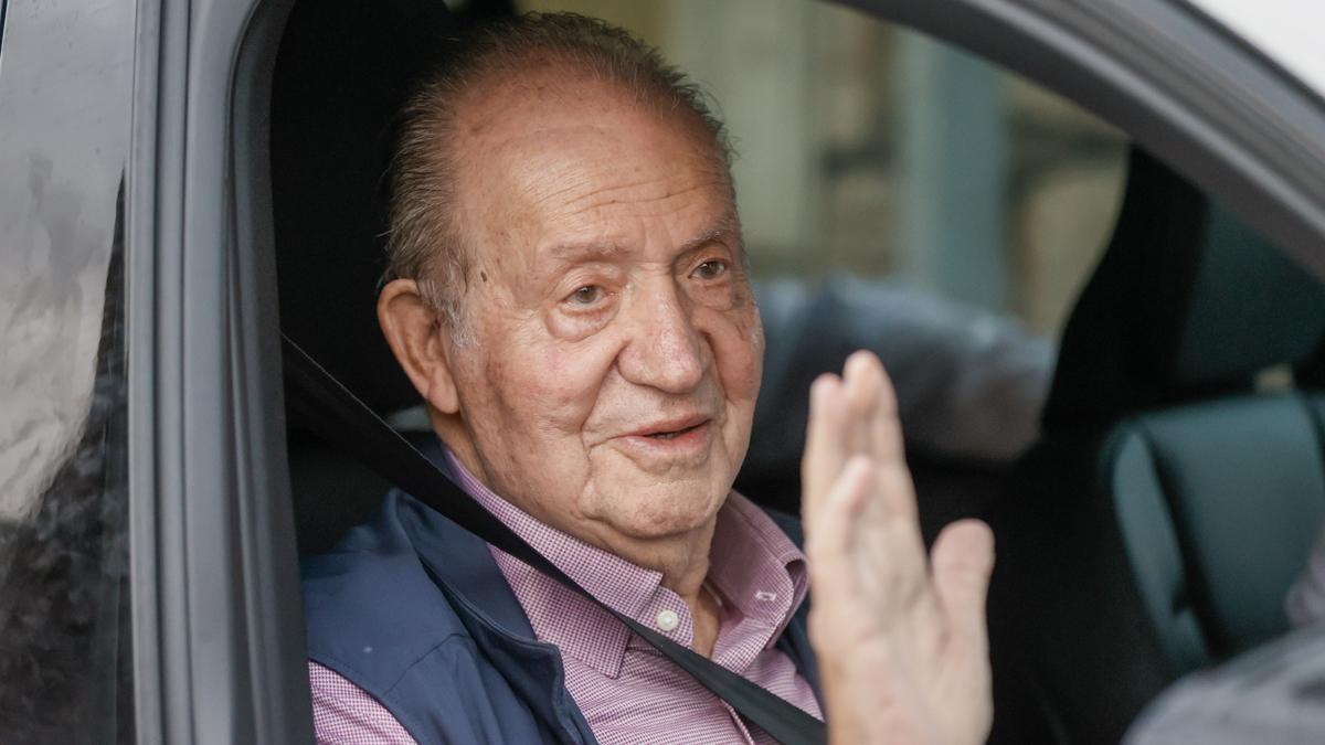El rey Juan Carlos abandona Sanxenxo confirmando su deseo de vivir de nuevo en España