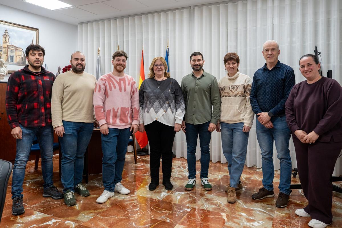 Acompañando a Lucía Branchat y como miembros de la Junta organizadora de la Rompida estuvieron Pablo Gargallo (Hermandad Stmo. Cristo del Calvario), David Alfieri (Asociación l’Alcora Tambor), Carlos Esteban (regidor de Cultura), el alcalde Samuel Falomir, Amparo Segura (Cofradía Virgen de los Dolores), Sergio Grangel (Hermandad Stmo. Cristo del Calvario) y Beatriz Salvi (expresidenta de l’Alcora Tambor).
