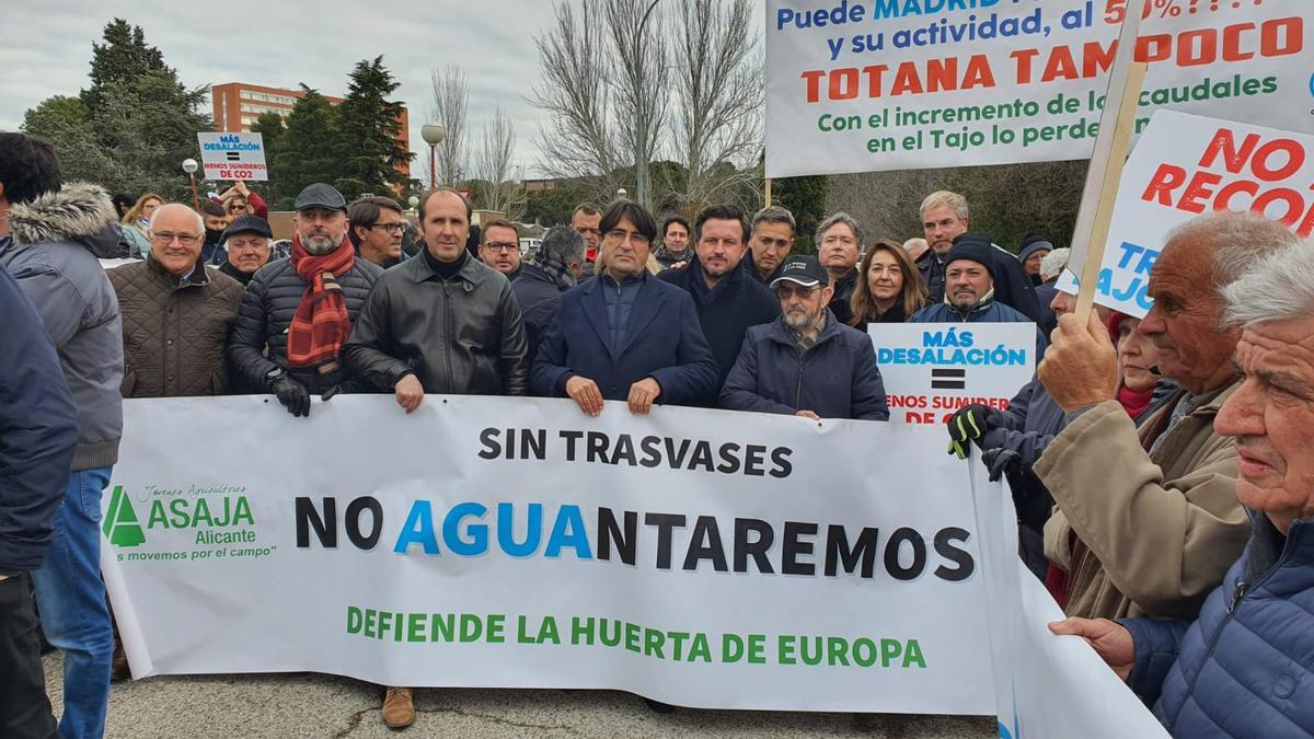 La protesta de los agricultores y regantes en Madrid contra el recorte del trasvase Tajo-Segura.