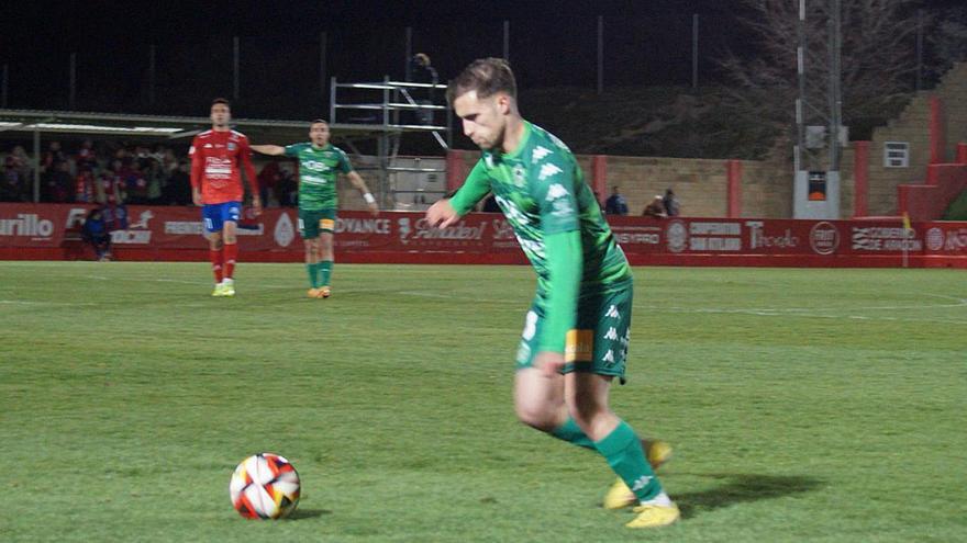 Álvaro Ramón con el esférico en el Municipal de Tarazona. |  // CD ARENTEIRO