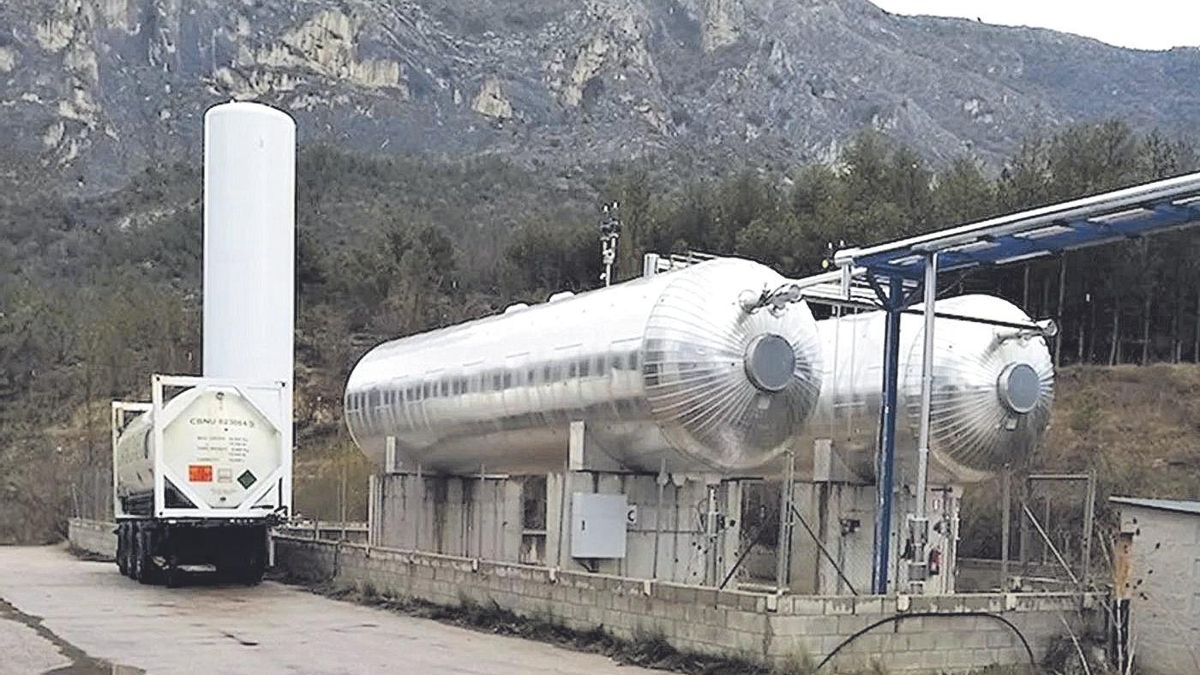 Dos tanques de la planta de Carboneco en Aliaga, donde se recupera y se reutiliza el dióxido de carbono