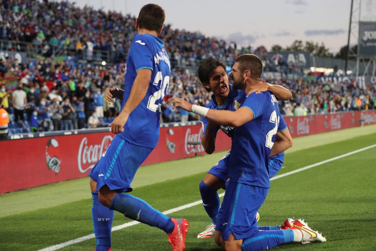 Stefan Mitrovic abrió el marcador para el Getafe.