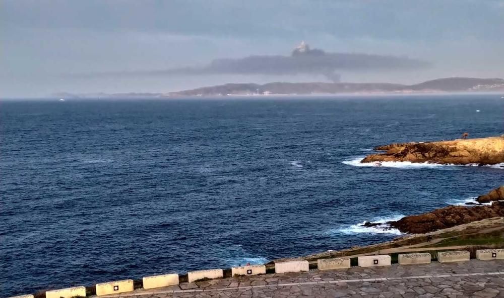 Vista de la humareda provocada por el incendio en Narón desde la Torre de Hércules.