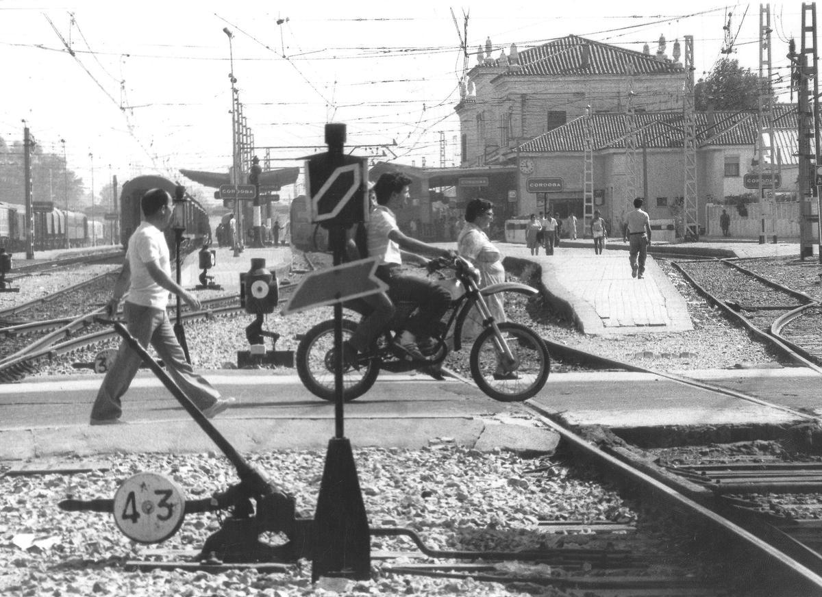 El paso a nivel de Las Margaritas era el más popular para cruzar las vías del ferrocarril, que tenían dividida a la ciudad. Se situaban donde actualmente está la plaza de las Tres Culturas.