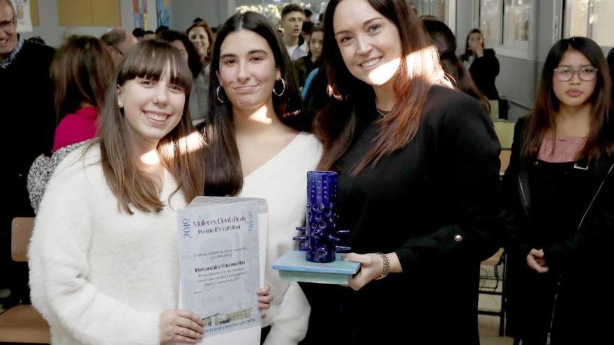 Iria González Vasconcellos, con dos alumnas del IES Val Miñor, tras recoger el premio ayer. // José Lores