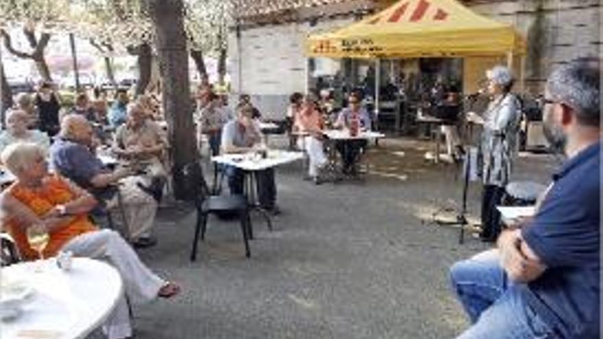 Un moment del balanç, a la terrassa del bar +Cub de Girona.