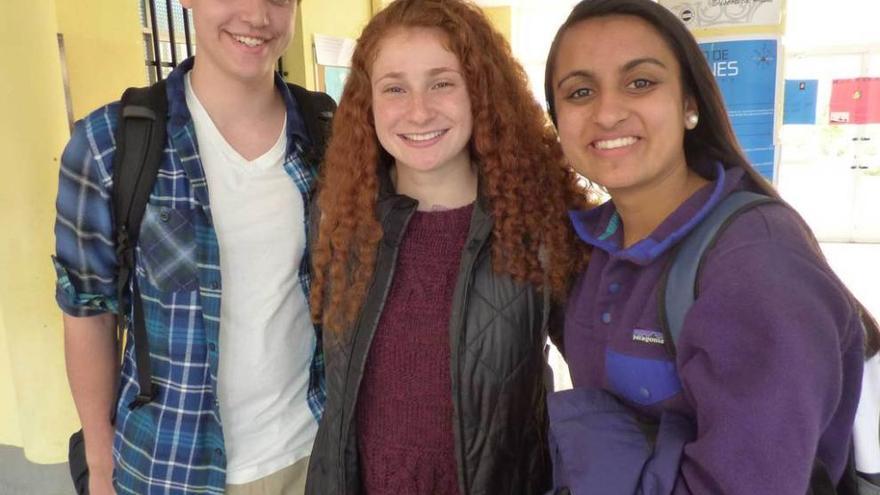 Antoine Baize, Becca Gorman y Rhianna Patel, tres de los alumnos de intercambio.