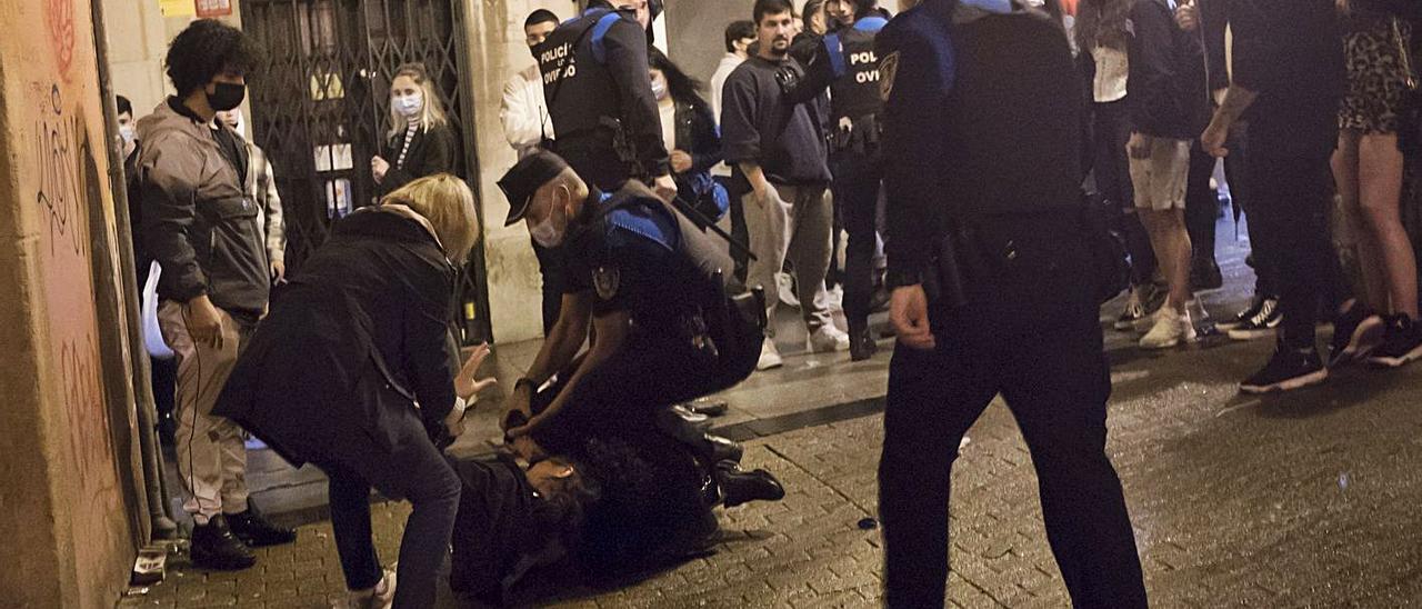 La Policía Local disuelve una pelea entre dos jóvenes en la calle Mon, en una imagen de archivo.