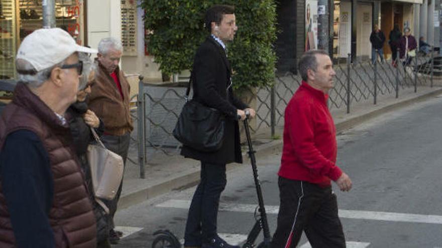 Un patinete por un paso de cebra. La preferencia es del peatón y debe guardar un metro de distancia