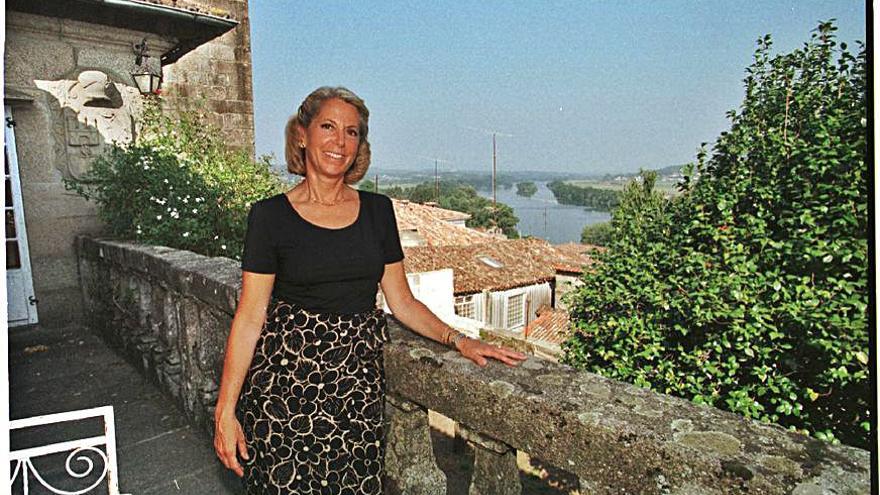 Julia García-Valdecasas, en una terraza del pazo en el año en el que pasó a la propiedad del matrimonio.  | // D.P. / RICARDO GROBAS