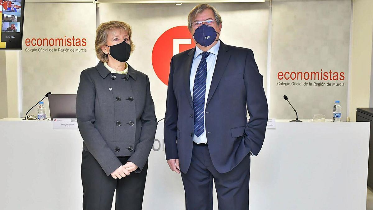 María José Portillo y Ramón Madrid, antes de la presentación del estudio del Consejo de Economistas. | C.E.