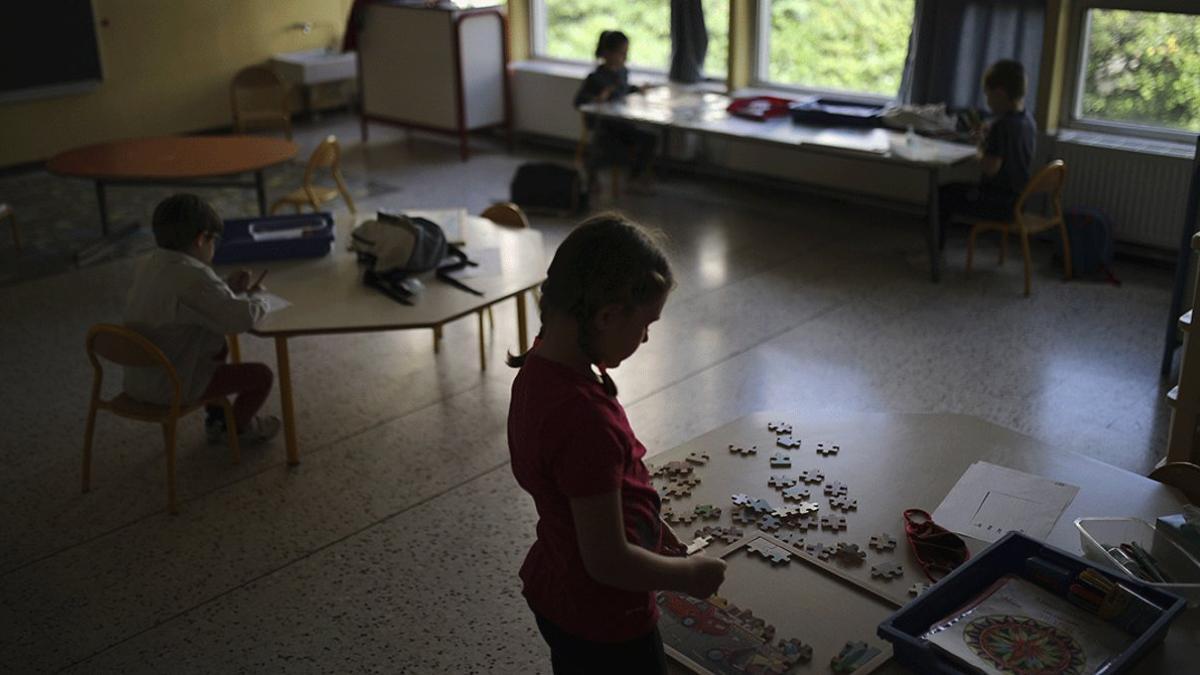 Varios niños juegan respetando la distancia recomendada en una escuela de Marsella, el 14 de mayo