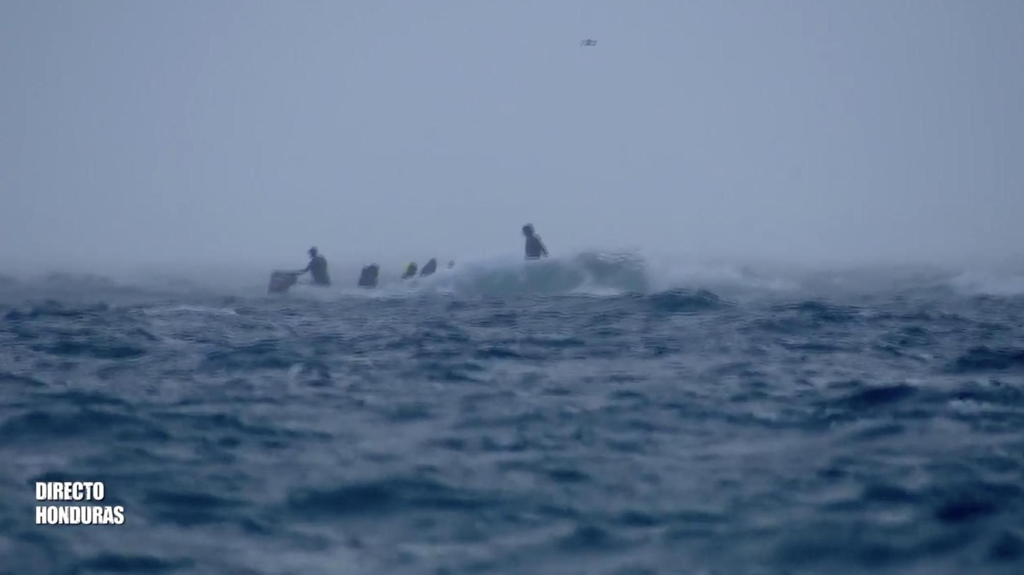Concursantes yendo a la prueba de líder