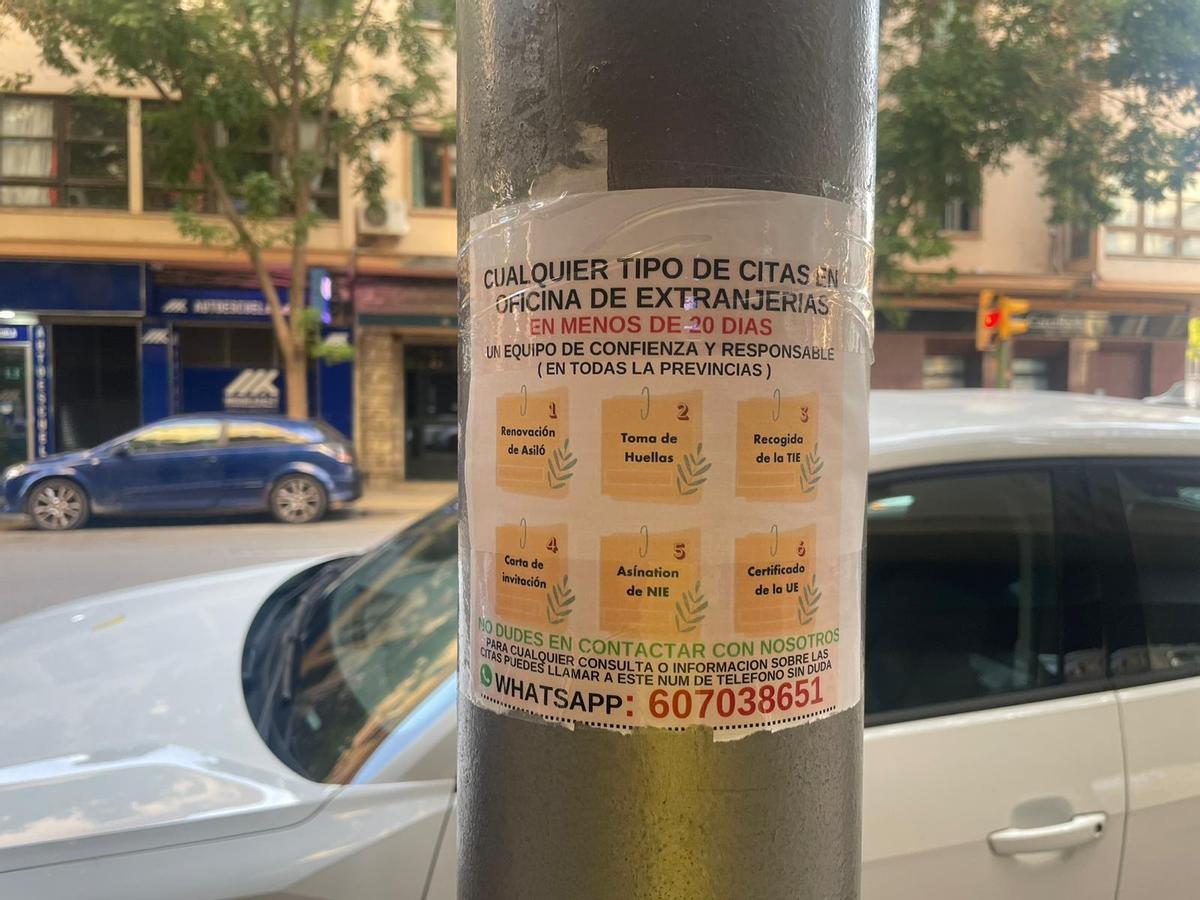 Una farola en el barrio de Foners de Palma con un anuncio de venta de citas.