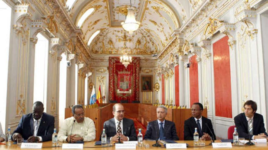 Las Casas Consistoriales acogen el acuerdo. De izquierda a derecha, Cheikh Gueye, teniente de alcalde de Dakar (Senegal); Ahmed Hamza, alcalde de Nuakchot (Mauritana); el primer edil de Las Palmas de Gran Canaria, Juan José Cardona; el alcalde de Casablanca (Marruecos), Mohammed Sajid; Ulises Correia, de Praia (Cabo Verde) y uno de los traductores, ayer, durante la firma del acuerdo en la sala de las Casas Consistoriales donde habitualmente se celebran los plenos municipales.