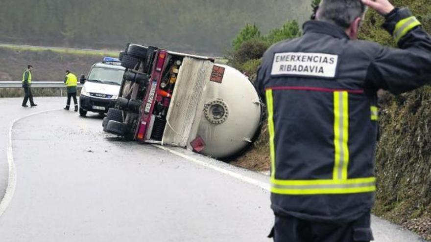 Alerta en Ourense por el vuelco de un camión con gas