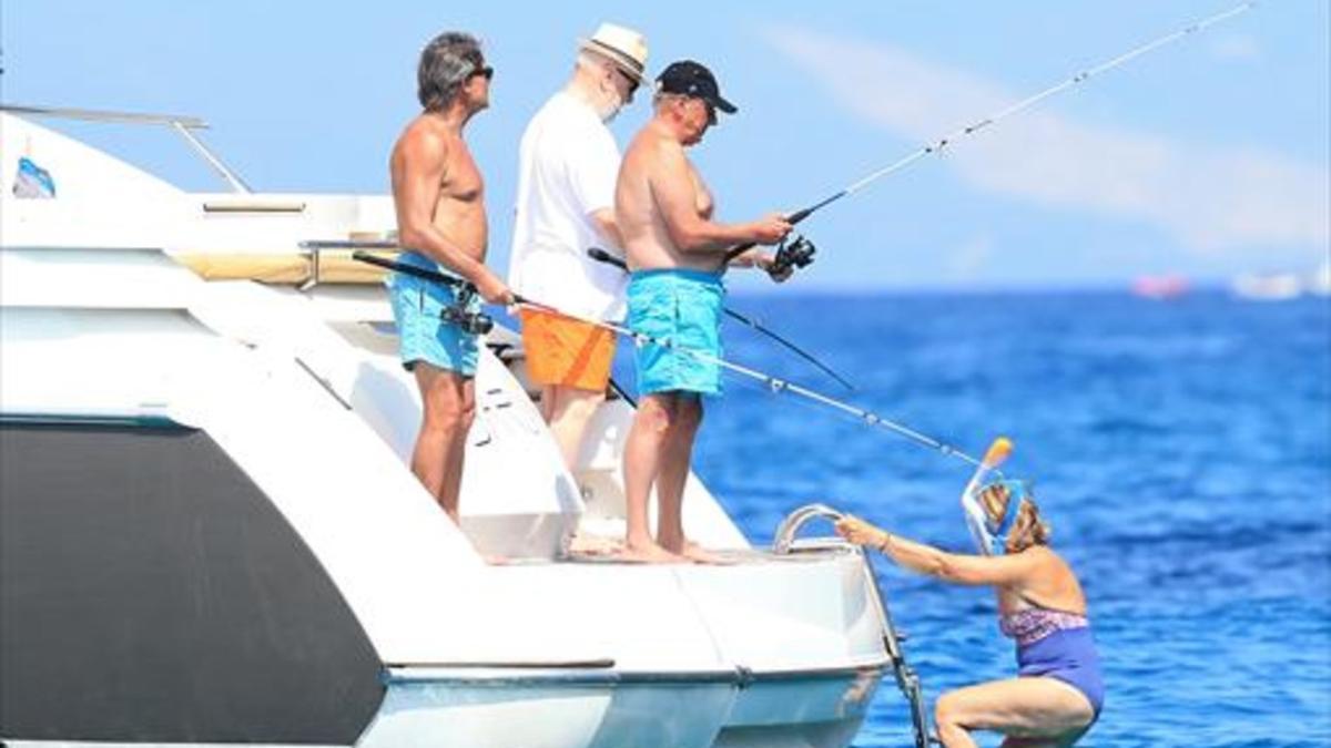 Artur Mas (izquierda) y sus amigos disfrutan en el yate 'Baruna'.