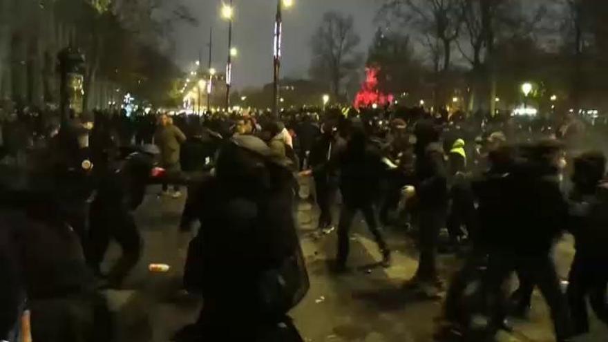 Enfrentamientos entre manifestantes y la policía en París