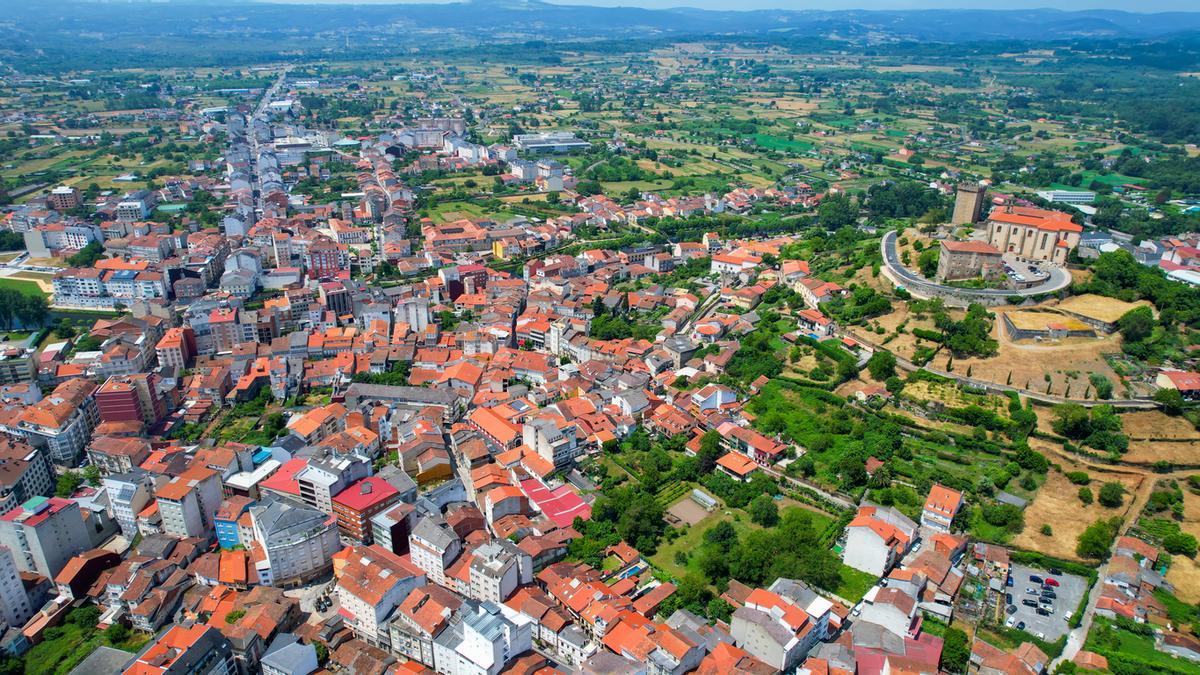 Vista panorámica aérea del casco antiguo en la ciudad de Monforte de Lemos
