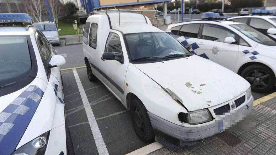 Furgoneta que atropelló a la víctima, ayer, en dependencias de la Policía Local de Culleredo.