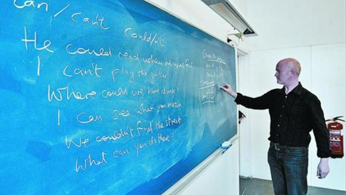 Un profesor de origen irlandés imparte una clase de inglés en una de las aulas de la Universitat Pompeu Fabra.