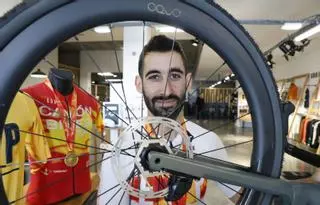 De Gijón a lo más alto: Miguel Llaneza, campeón de España de ciclocross, compagina el oro con el taller de bicicletas