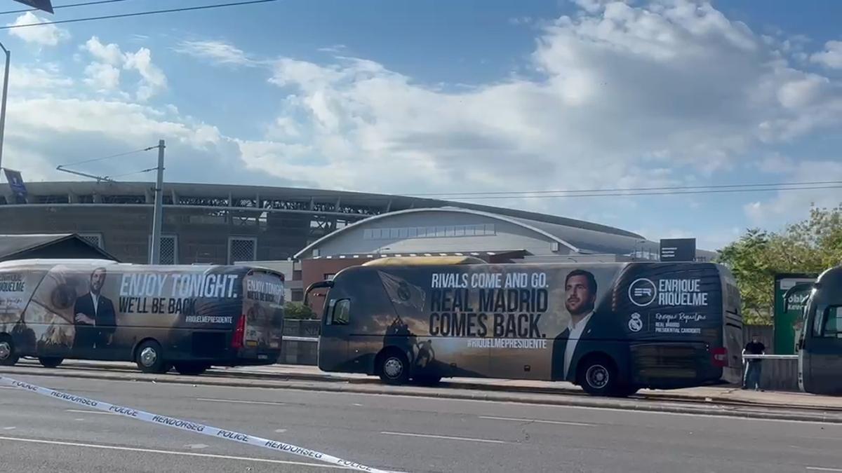 Riquelme, candidato a la presidencia del Real Madrid, y su fila de autocares publicitarios