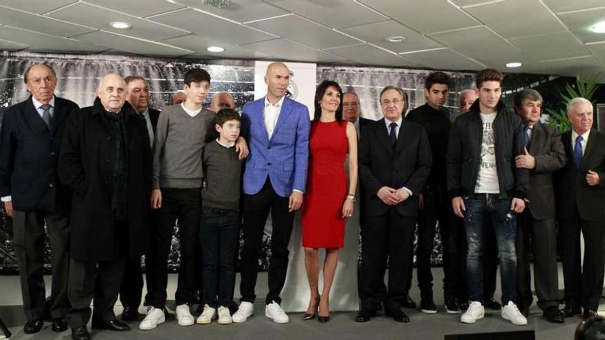 Florentino y Zidane posan tras la presentación con los miembros de la junta directiva y la mujer y los hijos del francés. // Víctor Lerena