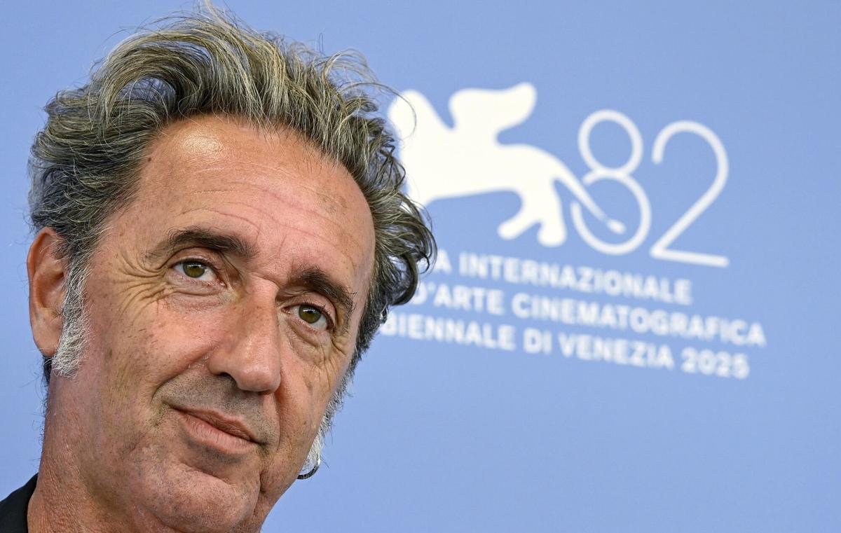 El director italiano Paolo Sorrentino posa en un photocall para 'La Grazia' antes de la ceremonia de apertura de la 82ª edición del Festival Internacional de Cine de Venecia.