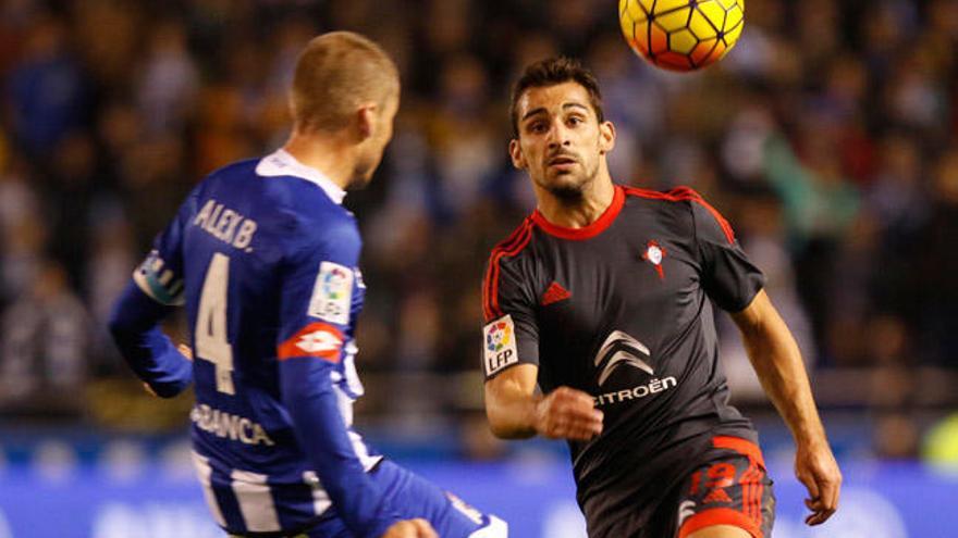 Jonny intenta superar a Bergantiños en Riazor. // R. Grobas