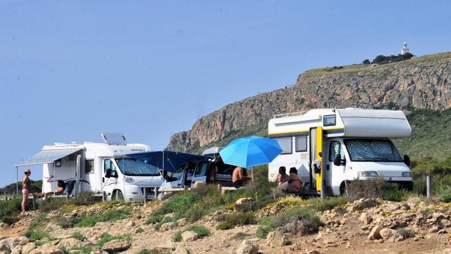 En la zona del Cabo de Santa Pola hay familias que se instalan con las caravanas, y sacan toldos y mesas, para pasar el día. | MATÍAS SEGARRA 