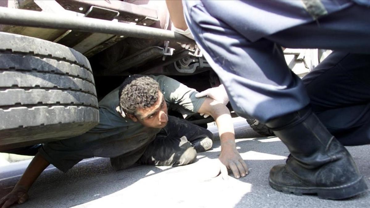 zentauroepp1323371 la guarcia civil intercepta a un inmigrante magreb  que inte170224090112