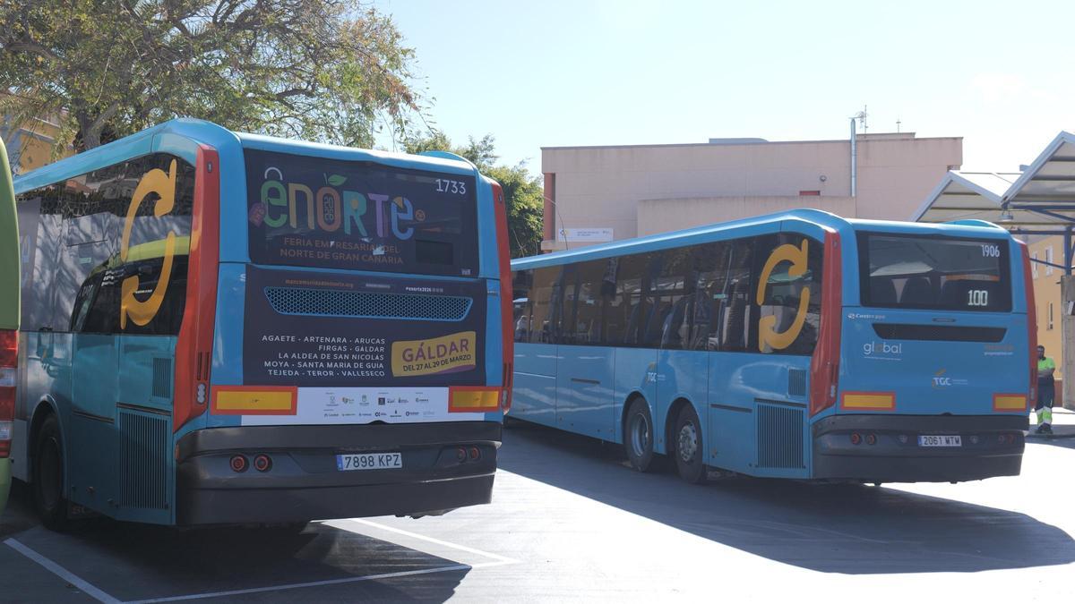 Una de las guaguas rotuladas con el anuncio de Enorte.